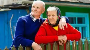 O nouă lovitură pentru pensionari de la Ciolacu. Dacă pensia recalculată depășește 2.000 de lei, rămân fără cardurile sociale și plătesc impozit – 60m.ro