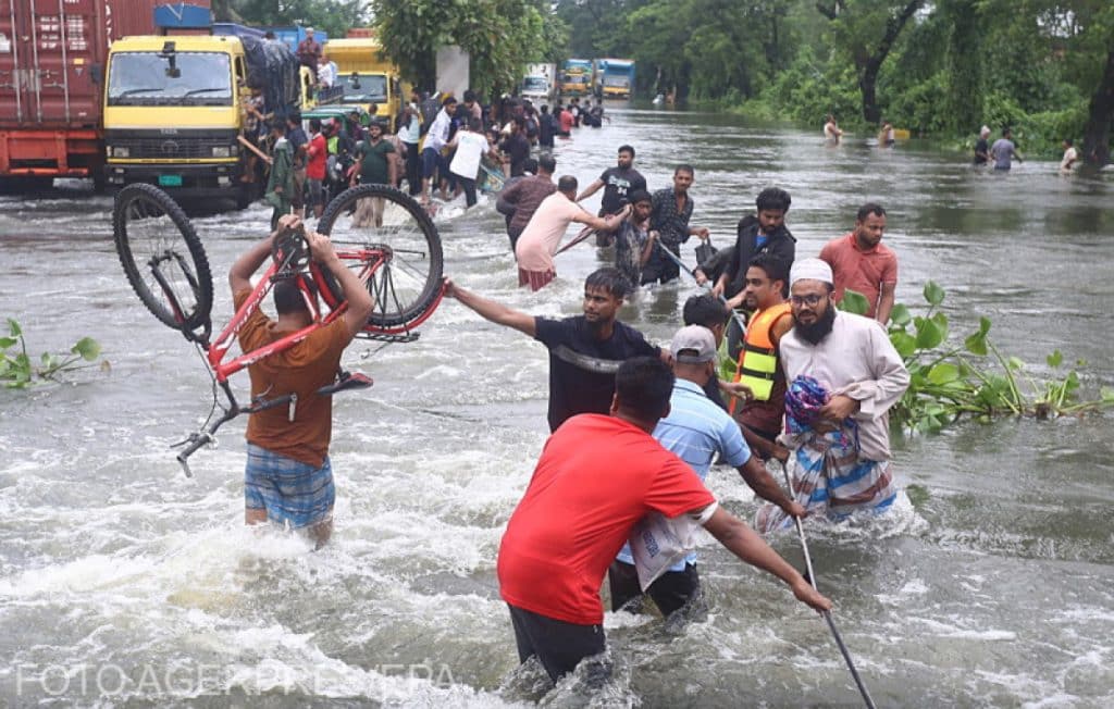 Peste 300.000 de persoane, afectate de inundații în sud-estul Bangladeshului – FOTO