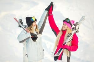 Afară vară, în interior frig demn de o zi de iarnă. Centrul comercial care le oferă clienților o pârtie de schi