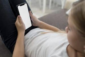 Minorii sub 11 ani, interzis la telefoane inteligente. Țara în care operatorii de telefonie mobilă le cer acest lucru părinților