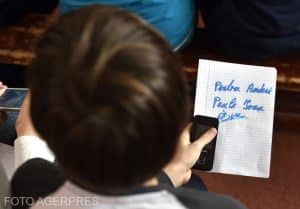 Elevii sub 15 ani — fără telefon la școală. Țara unde se demarează proiectul-pilot