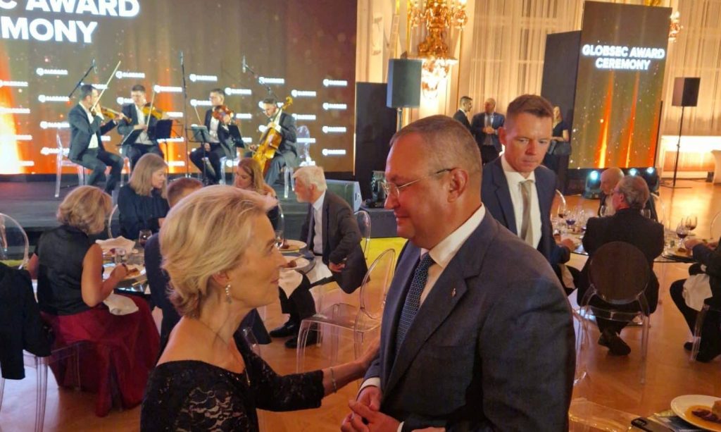 Nicolae Ciucă s-a pupat cu Ursula von der Leyen, în numele globalismului – 60m.ro