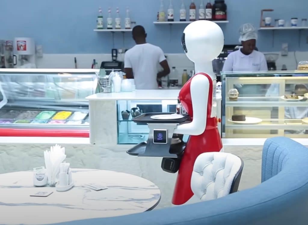 Restaurantul cu chelneri robotici din Kenya naște controverse. Cum arată viitorul angajaților în aceste condiții