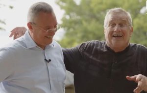 Ciucă la popotă cu Dinescu, relicva sistemului FSN-ist responsabilă de crimele Revoluției – 60m.ro