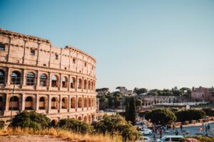 Turist atacat şi jefuit de către patru tineri lângă Colosseum