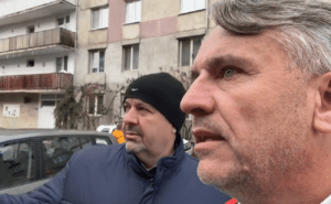 VIDEO Tactici murdare folosite în campanie: autocolante ilegale în Bistrița împotriva AUR – 60m.ro