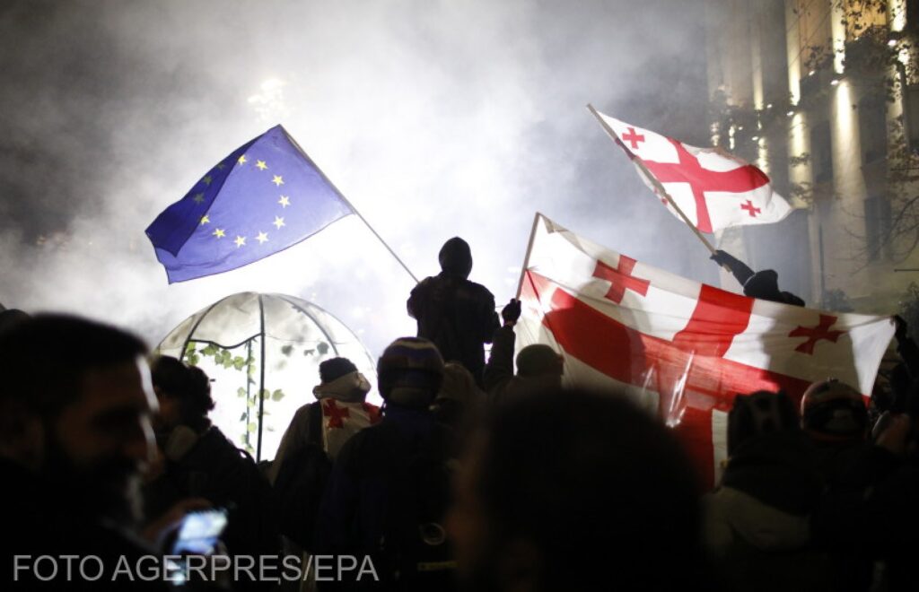 A treia seară de proteste în Georgia: Lupte între autorități și protestatarii pro-UE. Mii de manifestanţi au ieşit din nou în stradă la Tbilisi
