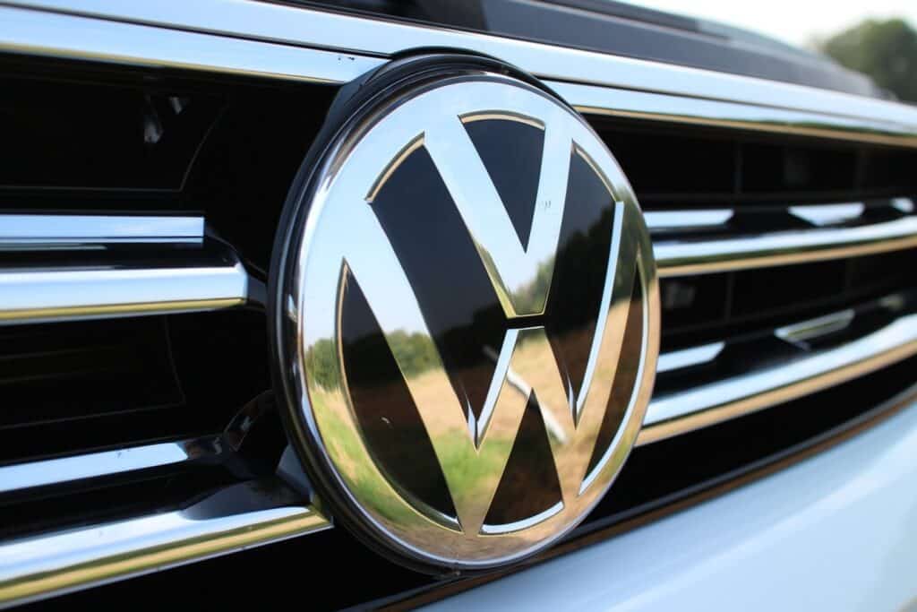 Angajații Volkswagen din Germania intră în grevă. Planul de reducere a locurilor de muncă și a salariilor stârnește un val de nemulțumire