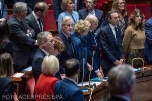 Guvernul francez se află „pe marginea prăpastiei”, pe măsură ce se apropie un vot de neîncredere