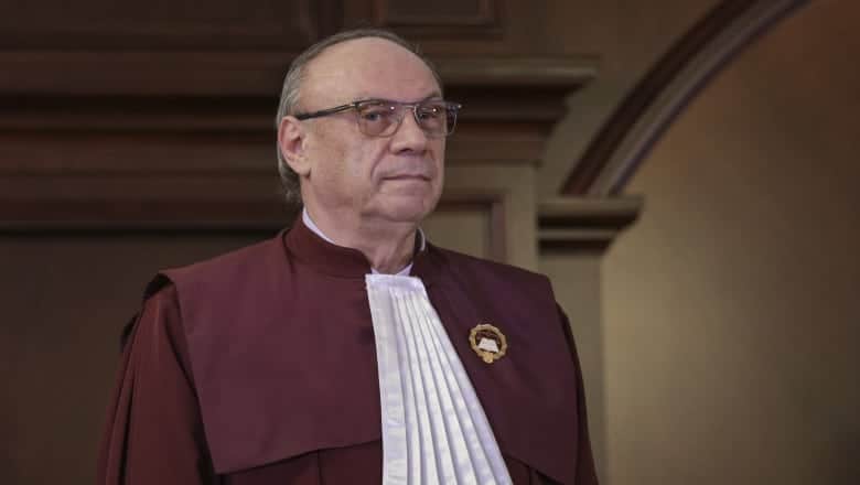 La ce motivare au dat, judecătorii CCR ar fi mai potriviți portari de clădire decât judecători – 60m.ro