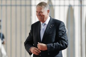 CCR îl împăiază pe dictatorul Iohannis la Cotroceni: „Îşi va exercita mandatul până la depunerea jurământului de către preşedintele ce va fi ales” – 60m.ro