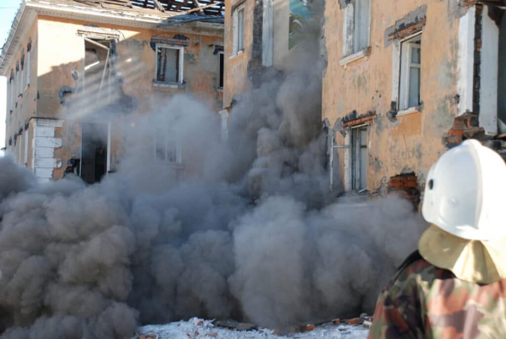 Tragedie într-un oraș din Europa. Un bloc de apartamente „s-a prăbuşit parţial” după o explozie