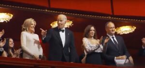 Joe Biden și prima doamnă au ignorat-o pe Kamala Harris și pe soțul acesteia într-o întâlnire foarte stânjenitoare la premiile Kennedy Center Honors (VIDEO)