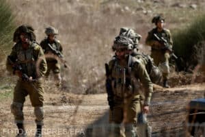 Israelul a atac masiv instalaţiile militare din Siria