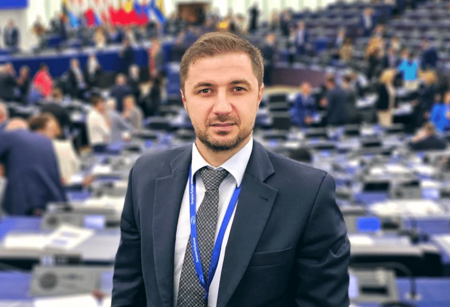 Adrian Axinia (AUR): Iohannis şi-a prelungit mandatul în mod neconstituţional şi ilegal. Îl va numi din nou pe Ciolacu premier – 60m.ro