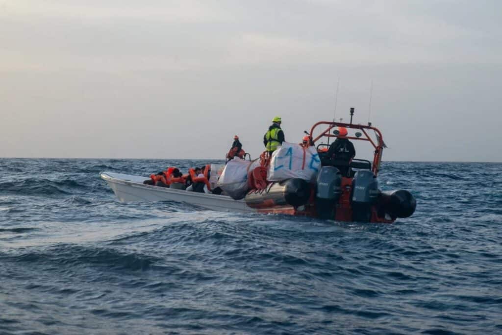 Peste 100 de migranți, de pe patru bărci, au fost salvați în tentativele de traversare a Canalului Mânecii. 64 se aflau la bordul unei singure ambarcațiuni