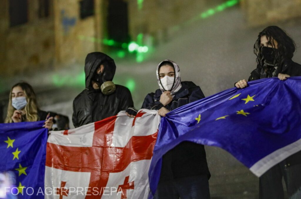 Măştile, petardele și laserele, interzise la proteste în Georgia. Amenzi majorate