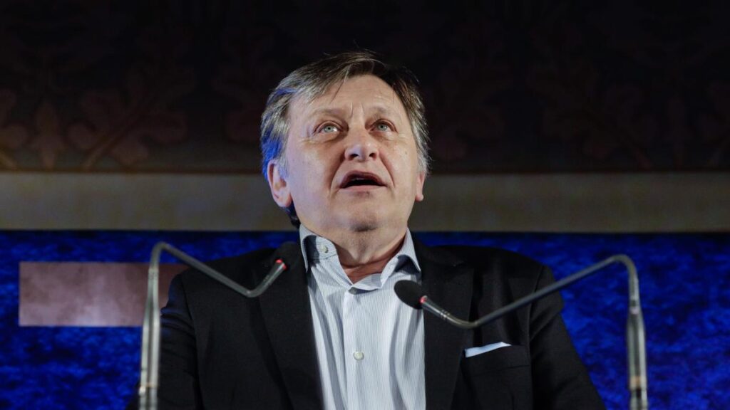 Se aruncă o nouă petardă: Crin Antonescu președinte. Nu o mușcă nimeni – 60m.ro