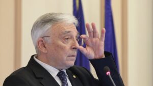 Isărescu, vinovat pentru retrogradarea Fitch: a distrus economia cu cartelul bancar – 60m.ro