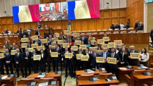 Deputații AUR au purtat pancarte de protest cu mesajul ”Alegeri libere” la prima ședință de plen a noului parlament – 60m.ro