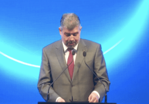 Ciolacu citește absolut toate frazele pe care le spune în public. De ce nu guvernează cine le scrie? – 60m.ro