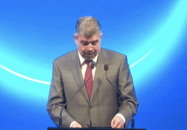 Ciolacu citește absolut toate frazele pe care le spune în public. De ce nu guvernează cine le scrie? – 60m.ro