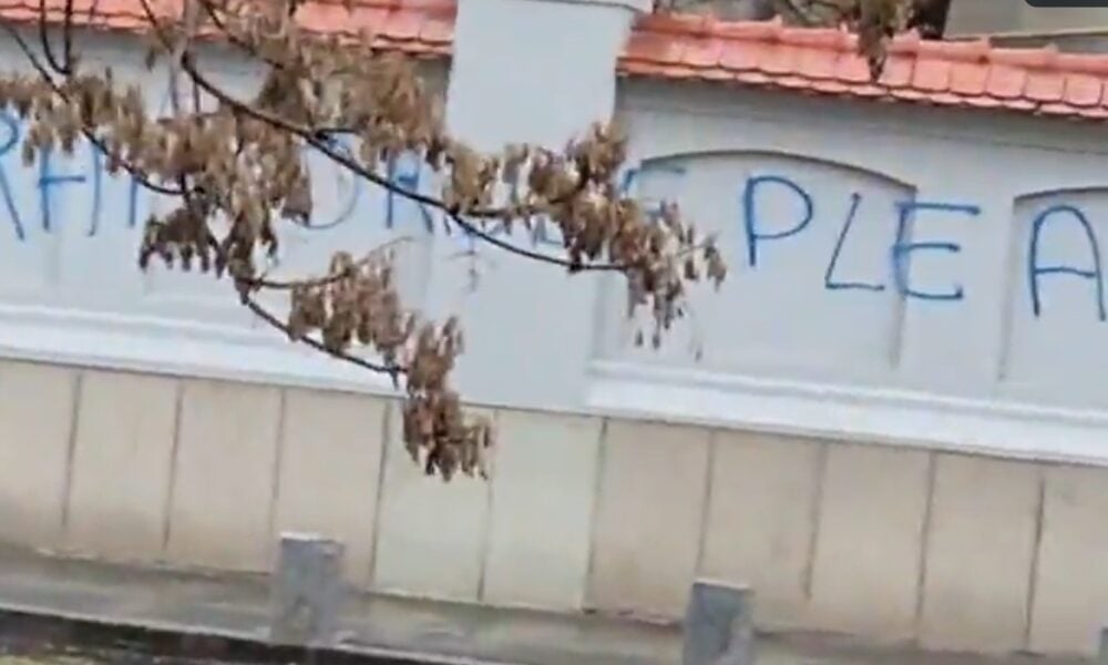 Mesaj pe gardul Cotrocenilor: „Trădătorule pleacă!” – 60m.ro