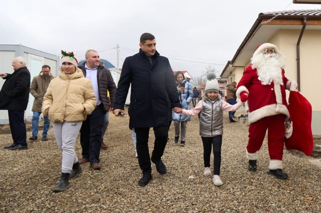 George Simion și AUR, alături de familiile din Pechea afectate de inundații: Opt case noi predate în Ajunul Crăciunului – 60m.ro