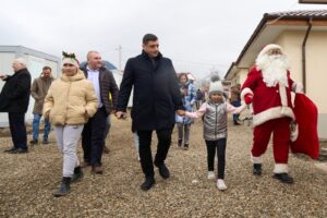George Simion și AUR, alături de familiile din Pechea afectate de inundații: Opt case noi predate în Ajunul Crăciunului – 60m.ro