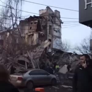 Rusia a lovit cu o rachetă balistică un bloc de locuințe din centrul Ucrainei chiar în Ajunul Crăciunului – VIDEO