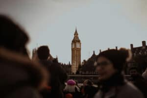 O persoană a intrat cu mașina în mulțimea de pe trotuar, în Londra, în dimineața de Crăciun / video