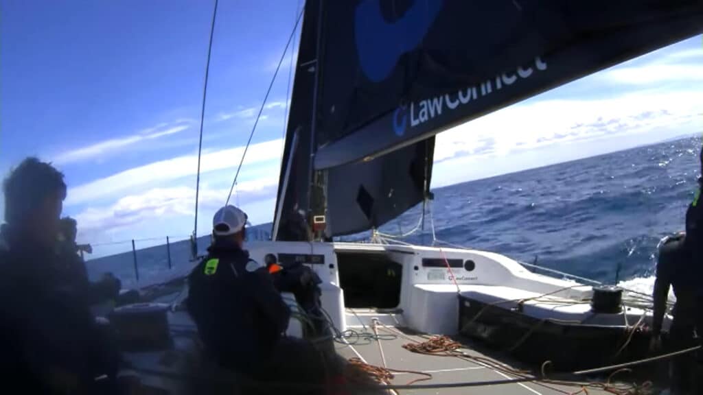 Doi navigatori au murit în prestigioasa cursă cu veliere Sydney-Hobart