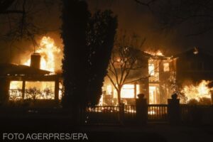 ”Dezastru natural istoric” în Los Angeles. Incendiile de vegetație au scăpat de sub control. ”Totul arde” – FOTO / VIDEO