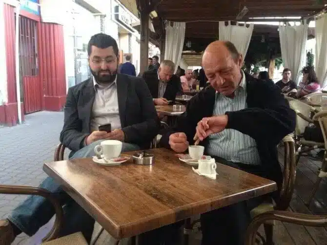 Fostul purtător de cuvânt al lui Băsescu îi numește ”analfabeți” pe membrii AUR și românii care protestează în stradă – 60m.ro