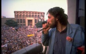 Marian Munteanu, fostul lider al Mişcării studenţeşti anticomuniste din 1990: „Zeci de mii de oameni (probabil peste 100.000!) au mărșăluit pașnic în București, oferind imaginea unei ample ridicări PATRIOTICE pentru susținerea valorilor democratice și a celor naționale – 60m.ro