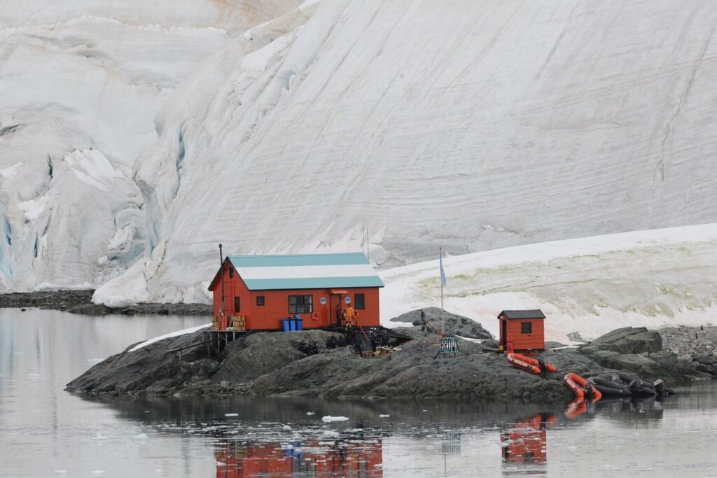 Salarii motivante pentru cei care aleg să muncească bucătari, tâmplari, electricieni sau instalatori în Antarctica. Poți pune toți banii deoparte