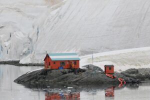 Salarii motivante pentru cei care aleg să muncească bucătari, tâmplari, electricieni sau instalatori în Antarctica. Poți pune toți banii deoparte