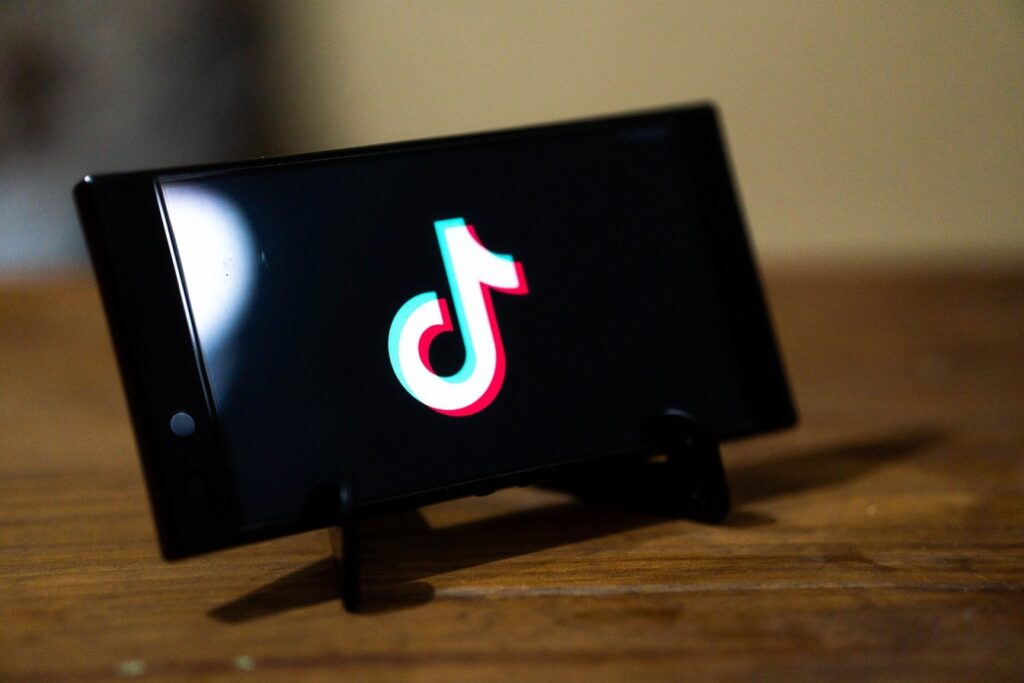 Sunt utilizatorii TikTok și X mai vulnerabili la conspirații? Datele unui sondaj recent din Germania