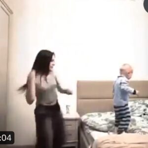 Video îngrozitor cu o tânără ce lovește un copil care-i ”strică petrecerea”. Totul, pentru TikTok!