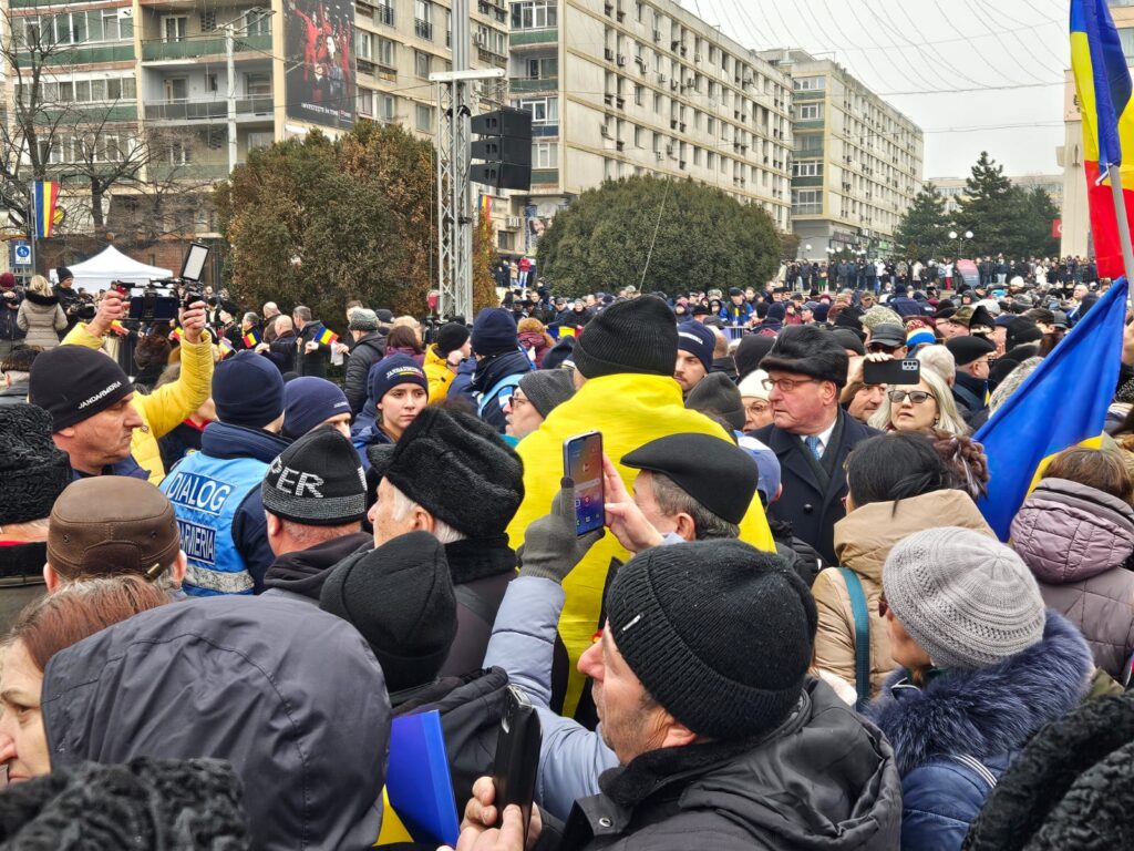 VIDEO// Baronii locali PSD-PNL, primiți cu huiduieli în Piața Unirii din Iași: „Hoții!”, „Trădătorii!”, dar și „Georgescu președinte!” – 60m.ro
