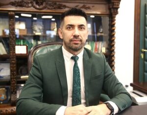 Cine este Marius Dan Siiulescu, şeful Romsilva, care a apărut în prim-plan după ce au ieşit la iveală salariile şi bonusurile uriaşe primite de angajaţi în cadrul instituţiei. El câştigă un salariu de 44.000 lei pe lună, iar săptămâna trecută s-a acordat în cadrul Romsilva un bonus de pensionare de 100.000 de euro pentru un director – 60m.ro