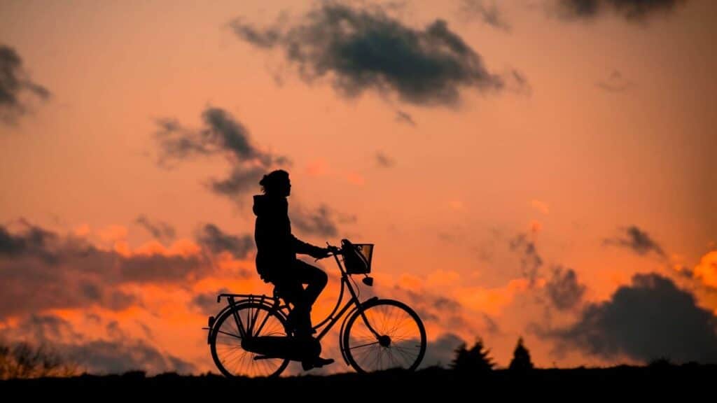 Un oraș extrem de vizitat din Europa interzice bicicletele și trotinetele pe trotuar