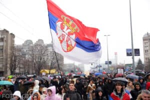Protestatarii sârbi au blocat podurile din Novi Sad și protestează sub sloganul „Corupția ucide!“ / video