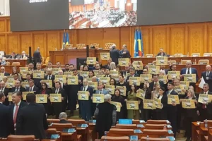 VIDEO. Cum l-a așteptat AUR pe Marcel Ciolacu în plenul Parlamentului: „DEMISIA” – 60m.ro