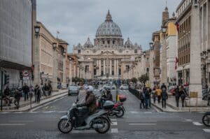 Un român a făcut prăpăd în Bazilica Sfântul Petru din Vatican. A vandalizat tot ce i-a ieșit în cale – Video