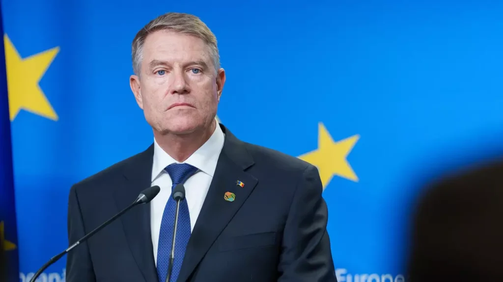 Tupeu fără margini al uzurpatorului Iohannis. Vorbește despre democrație și stat de drept, în timp ce se agață de funcția pe care o ocupă ilegal. Laude pentru șefii SIE – 60m.ro