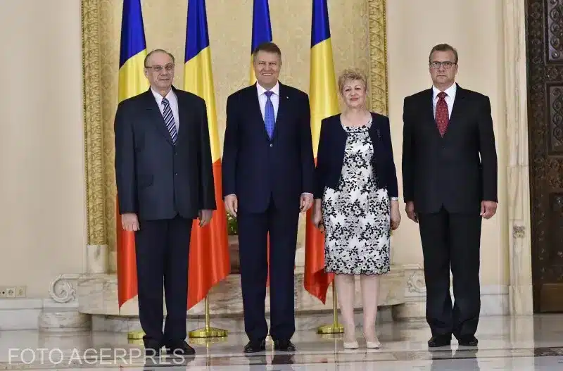 TRĂDĂTORII! Klaus Iohannis a decorat judecătorii CCR după lovitura de stat – 60m.ro