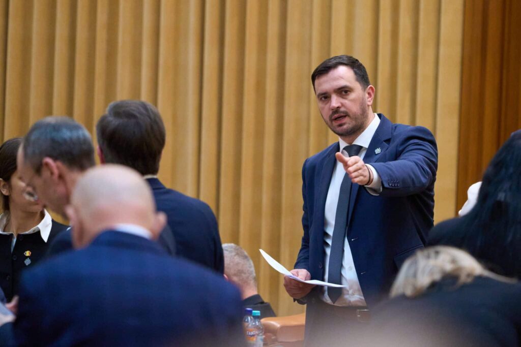 Mihai Enache, liderul grupului AUR din Camera Deputaților: Românii s-au ridicat și au demonstrat că nu mai acceptă dictatura politică. Ciolacu, demisia! – 60m.ro