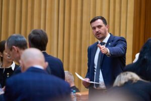 Mihai Enache, liderul grupului AUR din Camera Deputaților: Românii s-au ridicat și au demonstrat că nu mai acceptă dictatura politică. Ciolacu, demisia! – 60m.ro