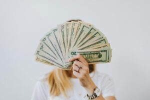 O femeie i-a trimis un sac de bani unui ”Elon Musk” pentru a-și cumpăra o rachetă